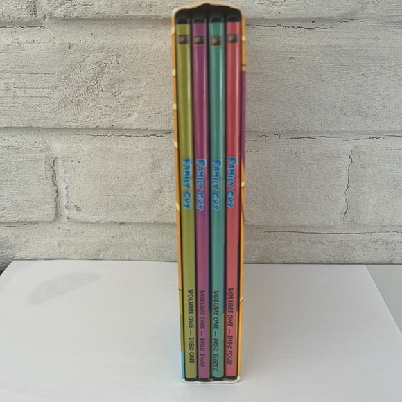 Family Guy Season 1&2 DVD Set - Picture 3 of 6